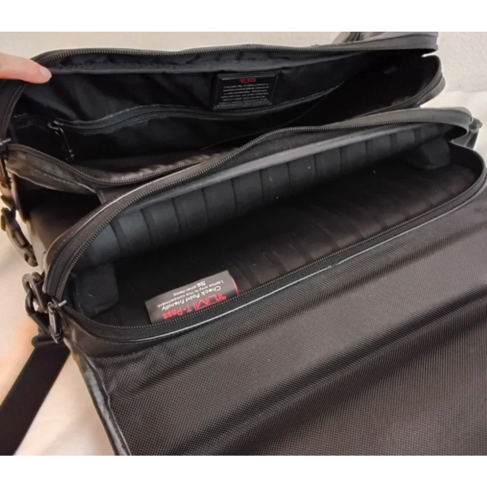 Tumi Messenger Bag Men's Leather Laptop Sleeve Commuter Bag Work Travel #Z5791